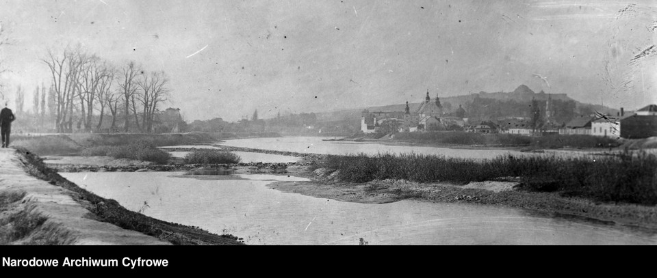 Widok na klasztor Sióstr Norbertanek i kopiec Tadeusza Kościuszki od strony Dębnik. Między 1910 a 1925 r.