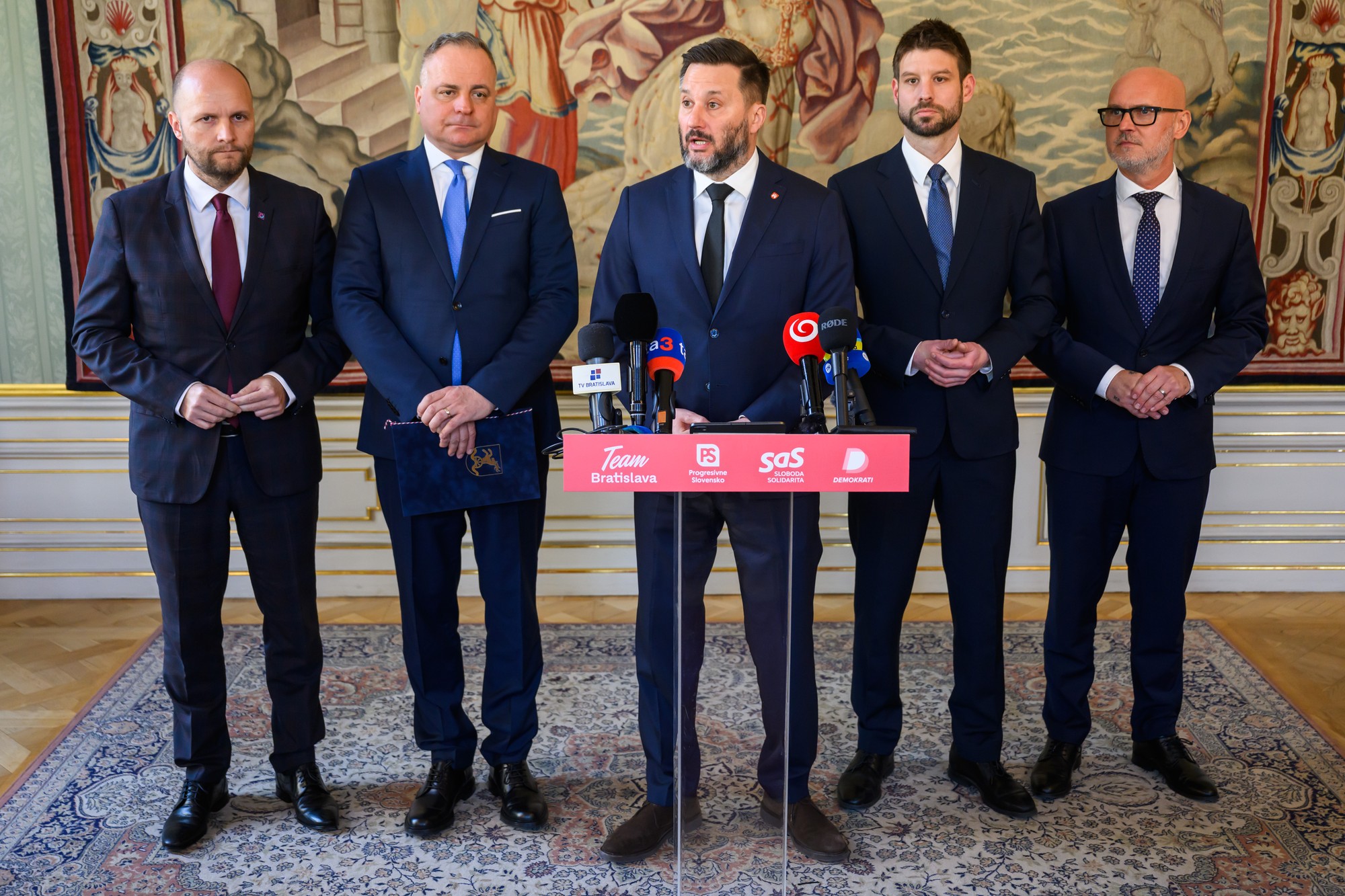 Zľava Jaroslav Naď, Juraj Droba, Matúš Vallo, Michal Šimečka a Branislav Gröhling. 