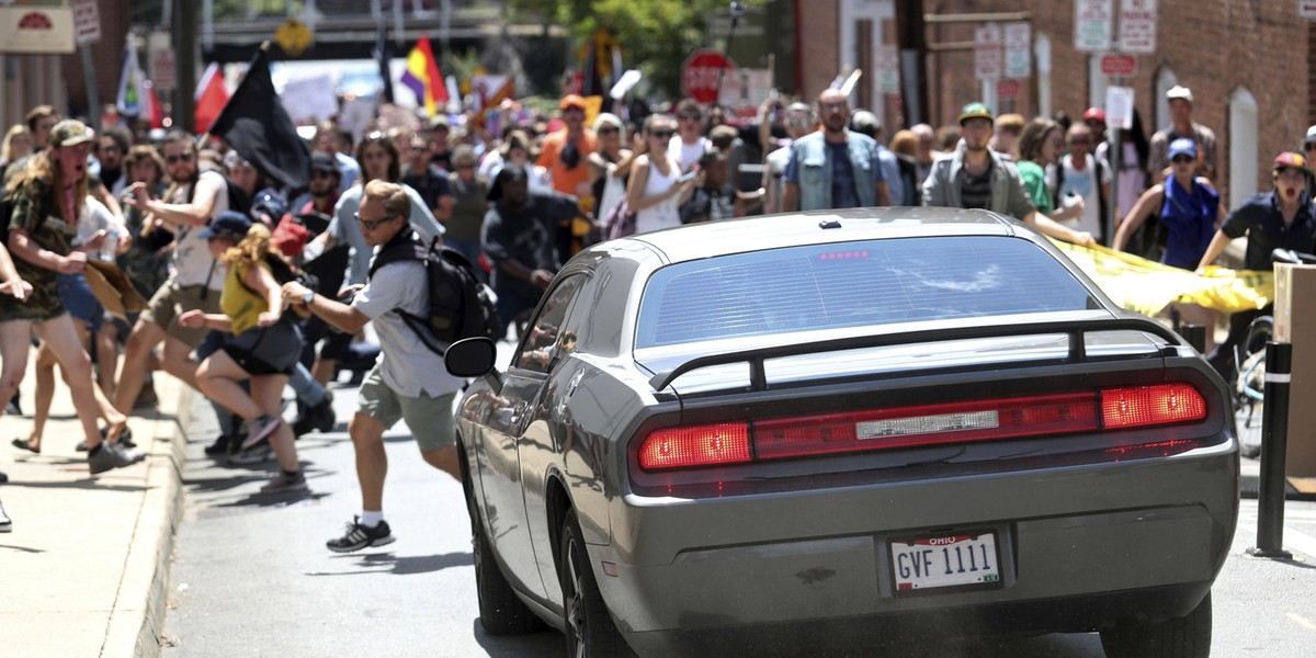 Samochód wjechał w tłum w Charlottesville. Są ranni