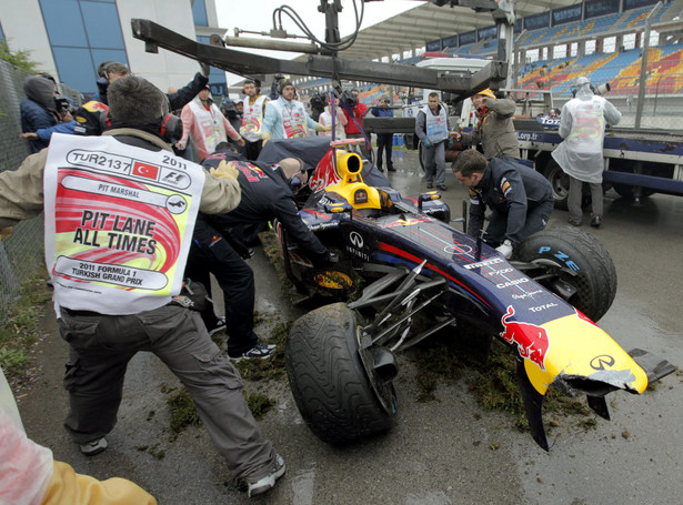 Zobacz, jak Vettel roztrzaskał bolid na treningu Formuły 1