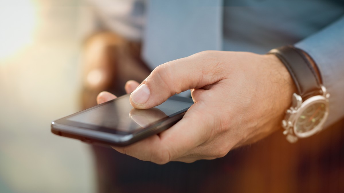 W przeciągu miesiąca operator stołecznego Centrum Powiadamiania Ratunkowego dwukrotnie udzielił skutecznej pomocy przez telefon, co uratowało dwa ludzkie istnienia: najpierw ponad sześćdziesięcioletniemu mężczyźnie, a następnie półrocznemu niemowlakowi.