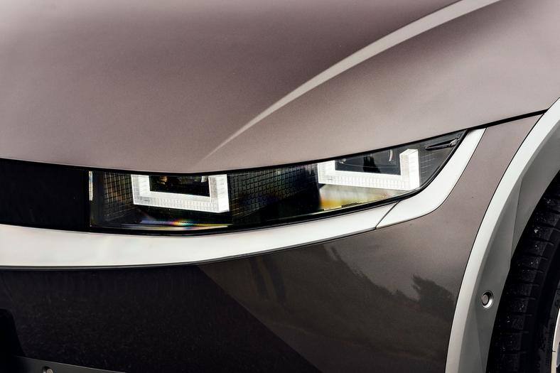Hyundai Ioniq 5 2022 - jego projektanci kochają piksele. Zarówno w przednich, jak i w tylnych światłach, znajdziecie ich dostatek.