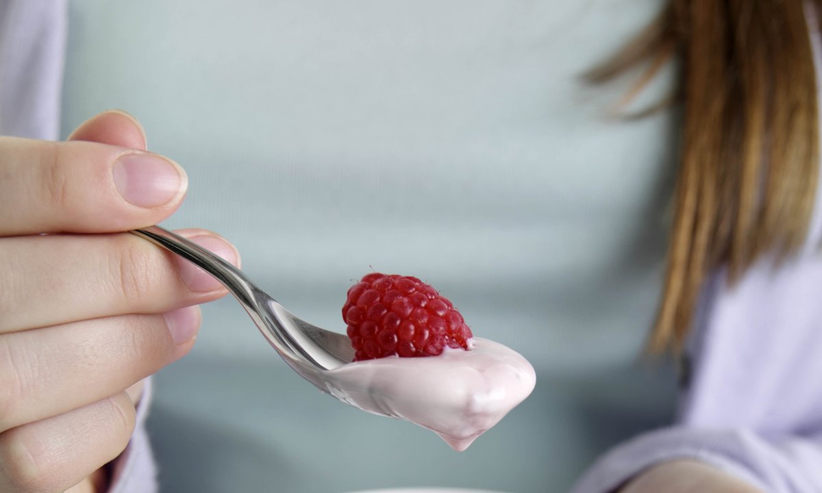 Co się dzieje z twoim ciałem, jeżeli codziennie jesz jogurt? O tym warto wiedzieć