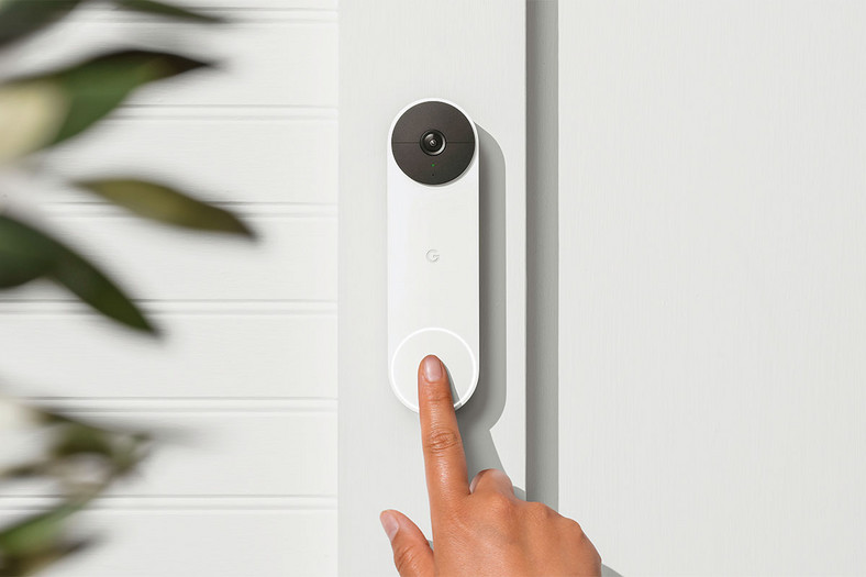 Z Nest Doorbell mieszkaniec zobaczy na smartfonie, czy odwiedza go kurier, czy nieproszony gość i zareaguje adekwatnie – albo wcale