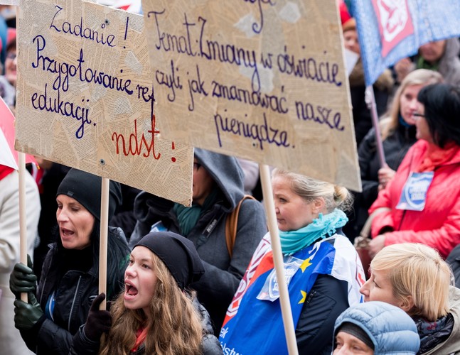 Katowice, 10.10.2016. Protest przeciw reformie edukacji, 10 bm. w Katowicach.(PAP)