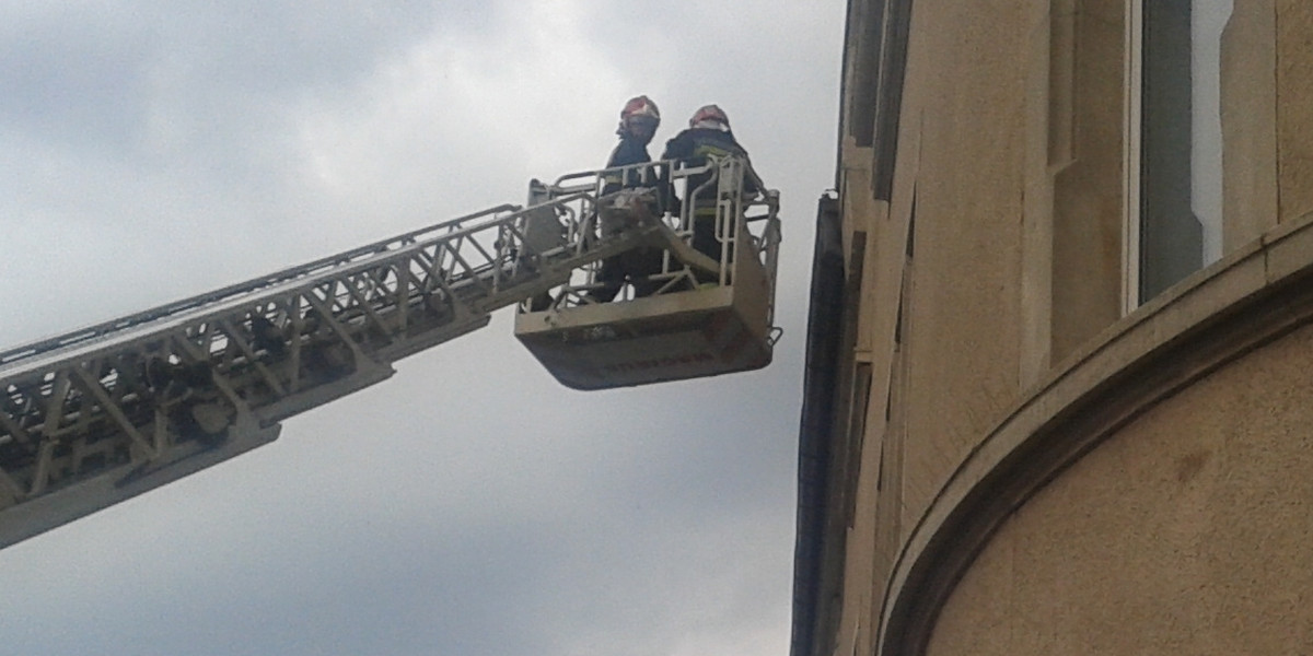 Strażacy usuwali spadające dachówki