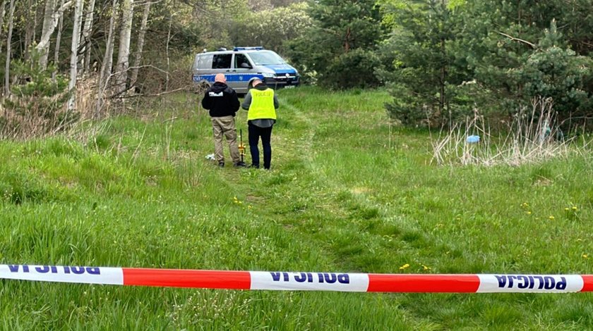 Policjanci uczestniczący w obławie na mężczyznę podejrzanego o zabójstwo matki.