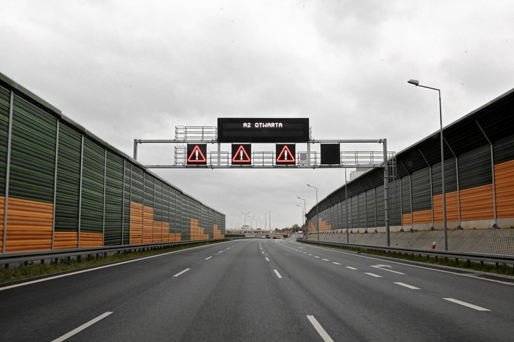Autostrada A2 do Niemiec. Inwestor: GDDKiA. A2 jest kluczową inwestycją drogową w naszym kraju, łączącą stolicę Polski z naszym największym partnerem handlowym. Problemy w czasie jej budowy były wprost proporcjonalne do wagi inwestycji – najbardziej dramatycznym epizodem było wycofanie się z placu budowy chińskiego konsorcjum Covec, co mogło zagrozić przejezdności autostrady w czasie mistrzostw Euro 2012. <a href=