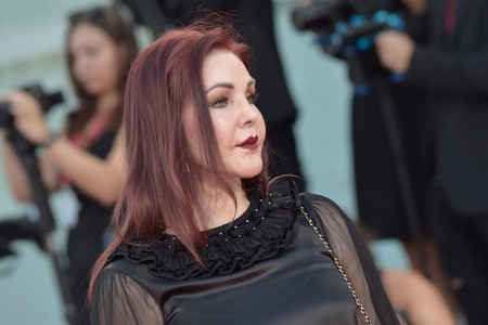 "PRETERALA SI SA PLASTIKOM!": Prisila Prisli (81) na Majorci zablistala u glamuroznoj haljini, fanovi kralja rokenrola zaprepašćeni NJENIM LICEM