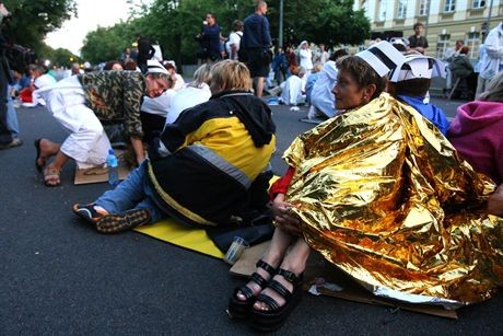 19.06.2007. WARSZAWA AL. UJAZDOWSKIE PROTEST PRACOWNIKOW SLUZBY ZDROWIAPIELEGNIARKI POD KANCELARIA PREZESA RADY MINISTROWFOT. PIOTR MOLECKI