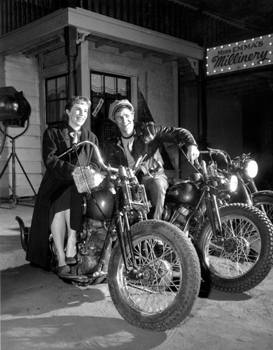 Marlon Brando z siostrą Jocelyn, która odwiedziła go na planie 'Dzikiego' (1953)