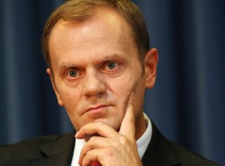 Tusk obrywa w mediach. Bardziej niż Kaczyński