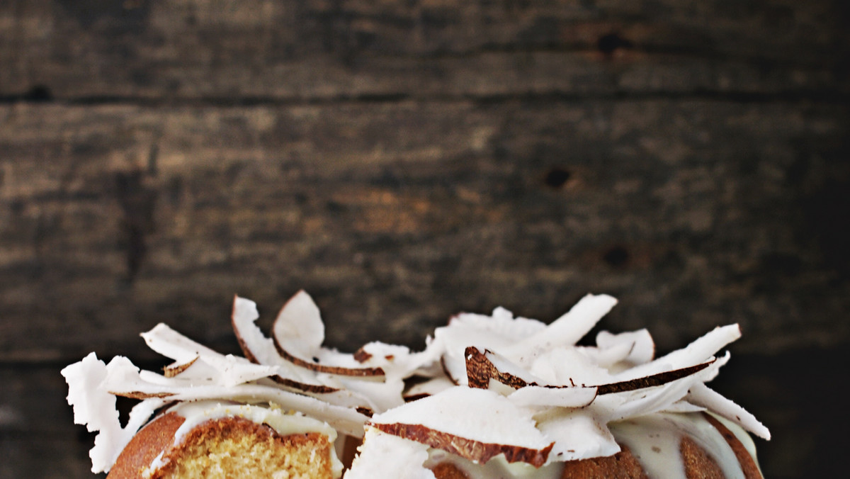 Przed świętami wielkanocnymi zawsze kombinujemy, jakie tym razem ciasta przygotować dla swoich gości. Mamy dla Was świetną kulinarną inspirację! Pyszna, puszysta, wilgotna babka z nutą kokosu. Nie jest najłatwiejsza w przygotowaniu, ale za to jaka smaczna! Przepis godny polecenia - nie tylko na święta.