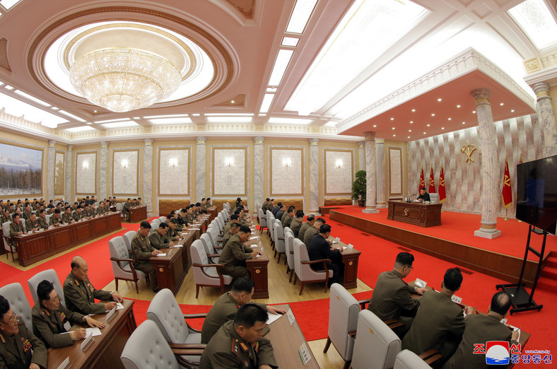 Spotkanie przywódców wojskowych w Pjongjangu w Korei Północnej. Zdjęcie opublikowane przez KCNA w dniu 24 maja 2020 r.