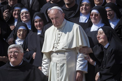 Papież Franciszek pozuje do zdjęcia poczas cotygodniowej audiencji generalnej na placu Świętego Piotra w Watykanie,  14 września 2016 r.