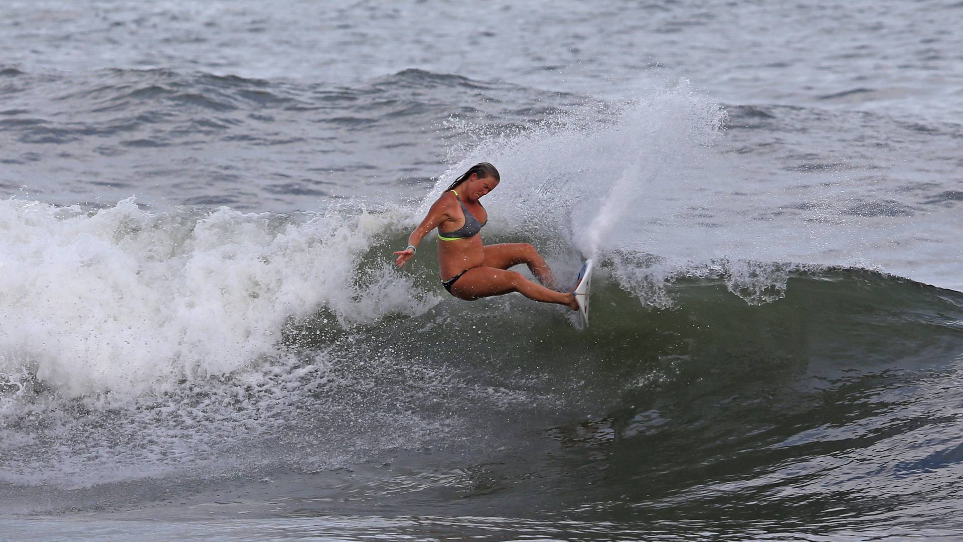 Surferka kojoj je ajkula odgrizla ruku surfuje u šestom mesecu trudnoće