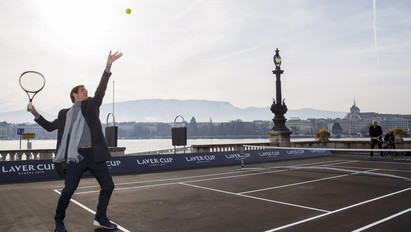 Ilyet még nem látott: Federer egy hajóból szerválva népszerűsít egy tenisztornát