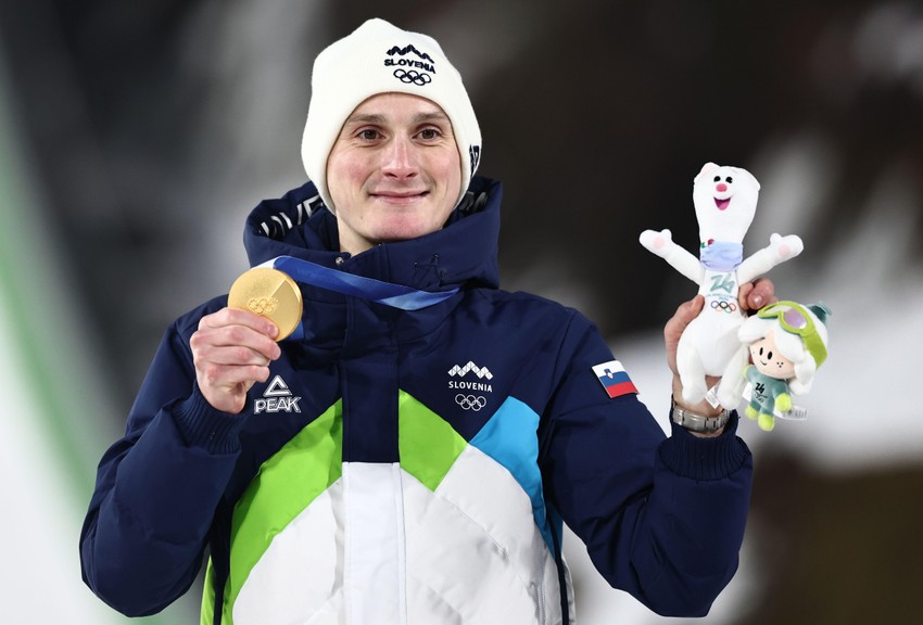 Domen Prevc sa zlatnim odličjem na velikoj skakaonici za muškarce na Zimskim olimpijskim igrama Milano Kortina 2026, u Predacu, Italija, 14. februara 2026. | Foto: FILIP SINGER/EPA