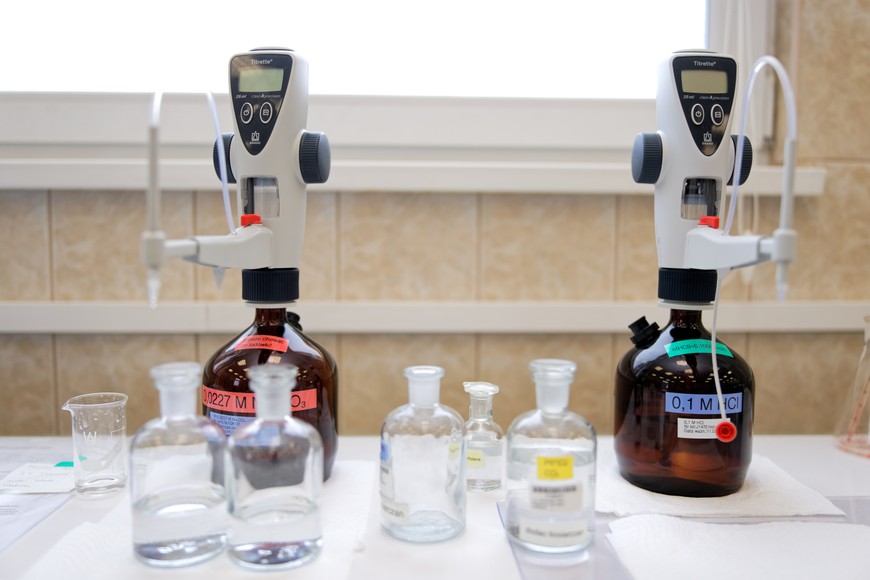 Nowoczesny sprzęt pomaga laborantom