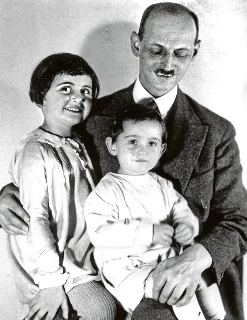 Anina porodica se 1933. godine preselila u Holandiju, koju je nacistička Nemačka okupirala