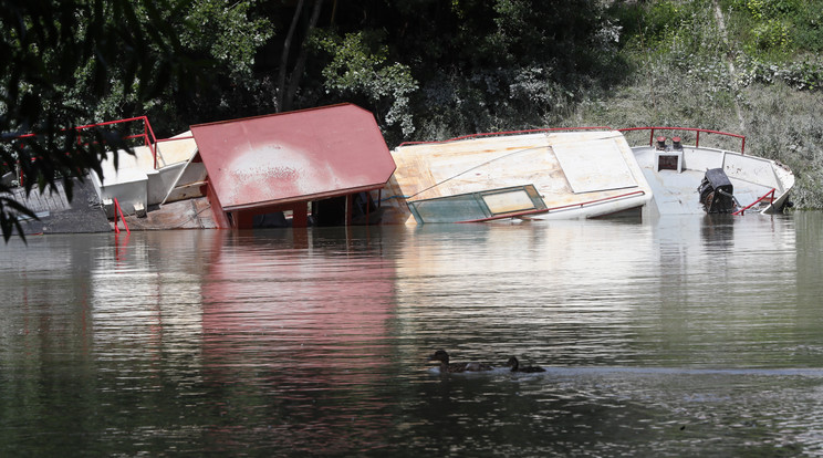 A K-hídnál minden előjel nélkül süllyedt el a hajó,sérült nincs / Fotó: Fuszek Gábor
