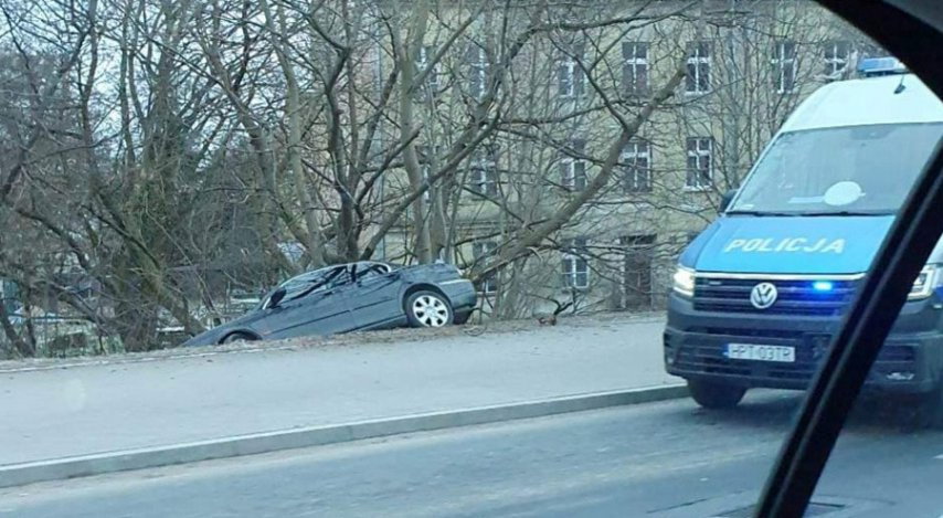 Jaguarem wjechał do rowu i uciekł. Policja szuka kierowcy i pasażera