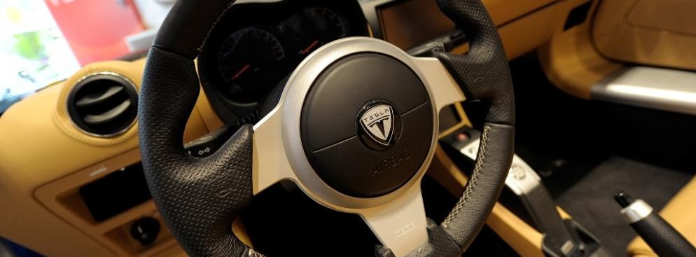 Wnetrze samochodu Tesli Model X, prezentowanego w salonie Tesla Motors w San Jose w Kalifornii. Tesla Motors planuje sprzedaż Modelu X, sportowego samochodu zasilanego energią elektryczną, już w 2013 roku.