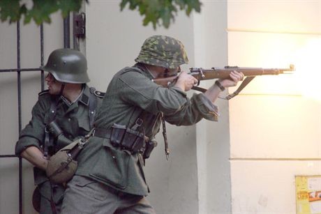WARSZAWA 04.08.2007OBCHODY 63 ROCZNICY  WYBUCHU POWSTANIA WARSZAWSKIEGOREKONSTRUKCJA WALK POWSTANCZYCH NA CZERNIAKOWIEPOWSTANIE WARSZAWSKIE AK PARASOL ZOSKA BERLINGOWCY  POWSTANCY KONSPIRACJA HISTORIA PATRYJOTYZM MUNDUR BRON WP NIEMCY KOSCIUSZKOWCY PAMIEC SS WOJNANZ REKONSTRUKCJA WALK NA CZERNIAKOWIEFOT GRZEGORZ JAKUBOWSKI