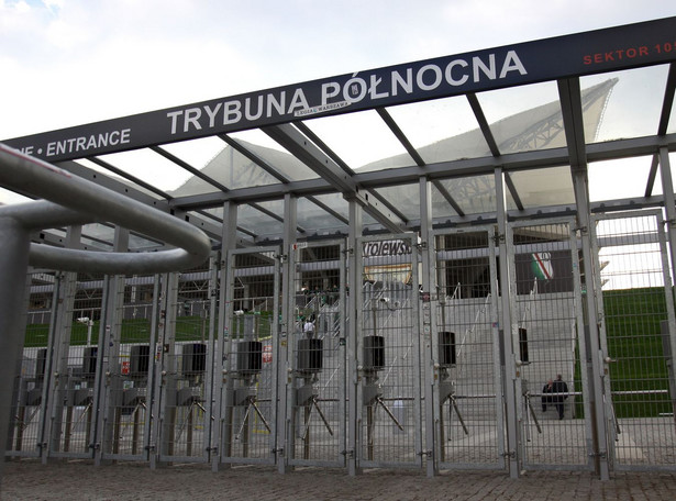 "Tusk, ty matole, twój rząd obalą kibole". Protest pod stadionem Legii