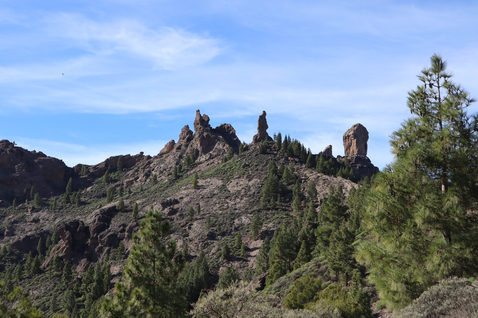 Widok na Roque Nublo z perspektywy szlaku