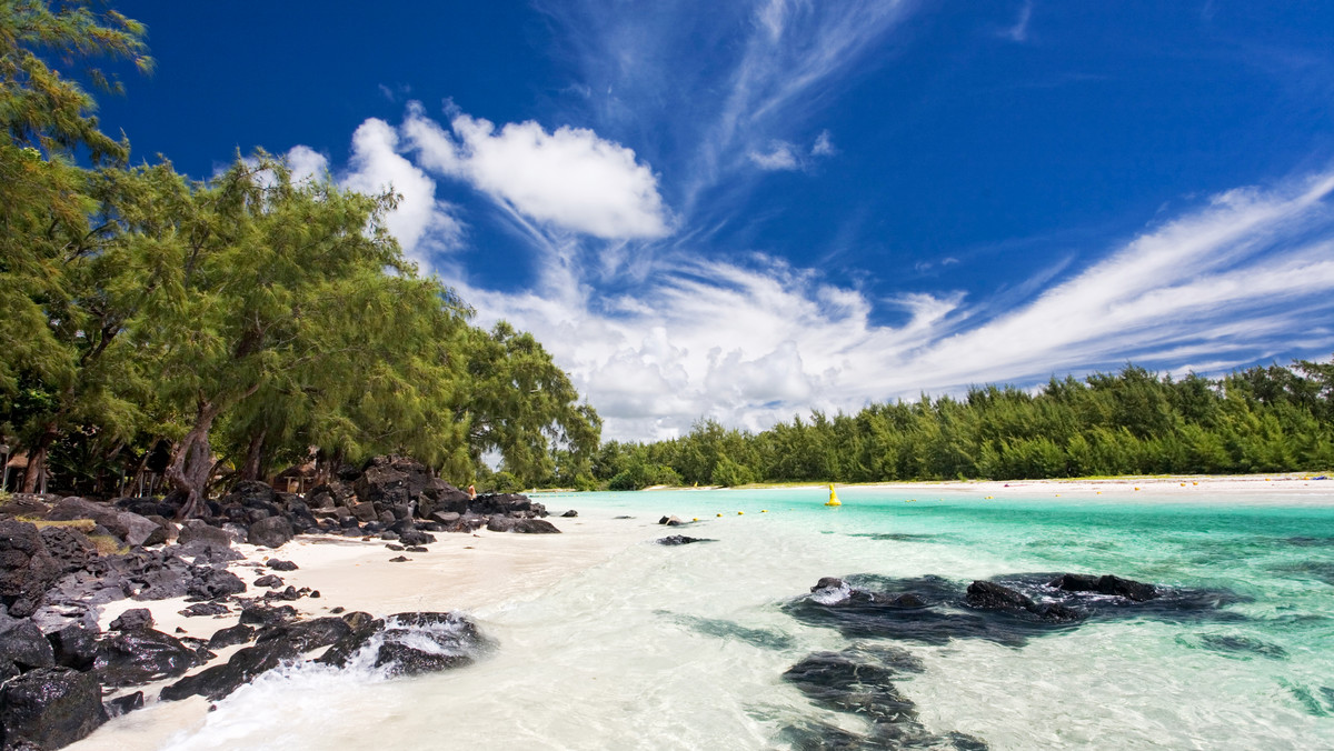Krystalicznie czysta woda, w której pływają kolorowe rybki, a do tego niekończące się piaszczyste plaże i gęste, zielone lasy. Mark Twain twierdził, że Mauritius musiał zostać stworzony, zanim powstał raj i posłużył jako wzór do jego budowy. Jeśli szukacie wyjątkowego miejsca na wakacje, to ta niewielka enklawa na pewno spełni wasze oczekiwania. Polecamy 10 miejsc, których nie można ominąć w czasie zwiedzania wyspy.