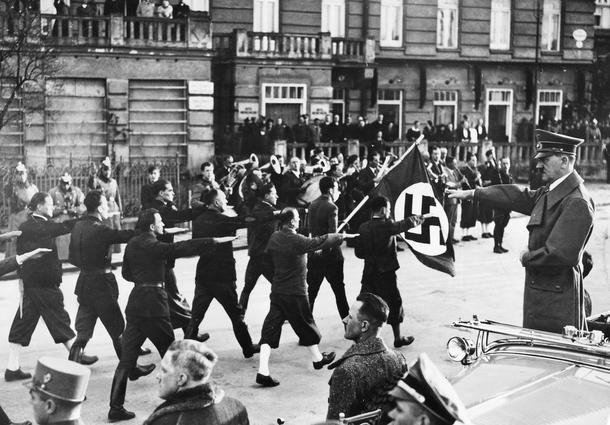 Narodowi socjaliści austriaccy na ulicach Linzu, 13 marca 1938 r.