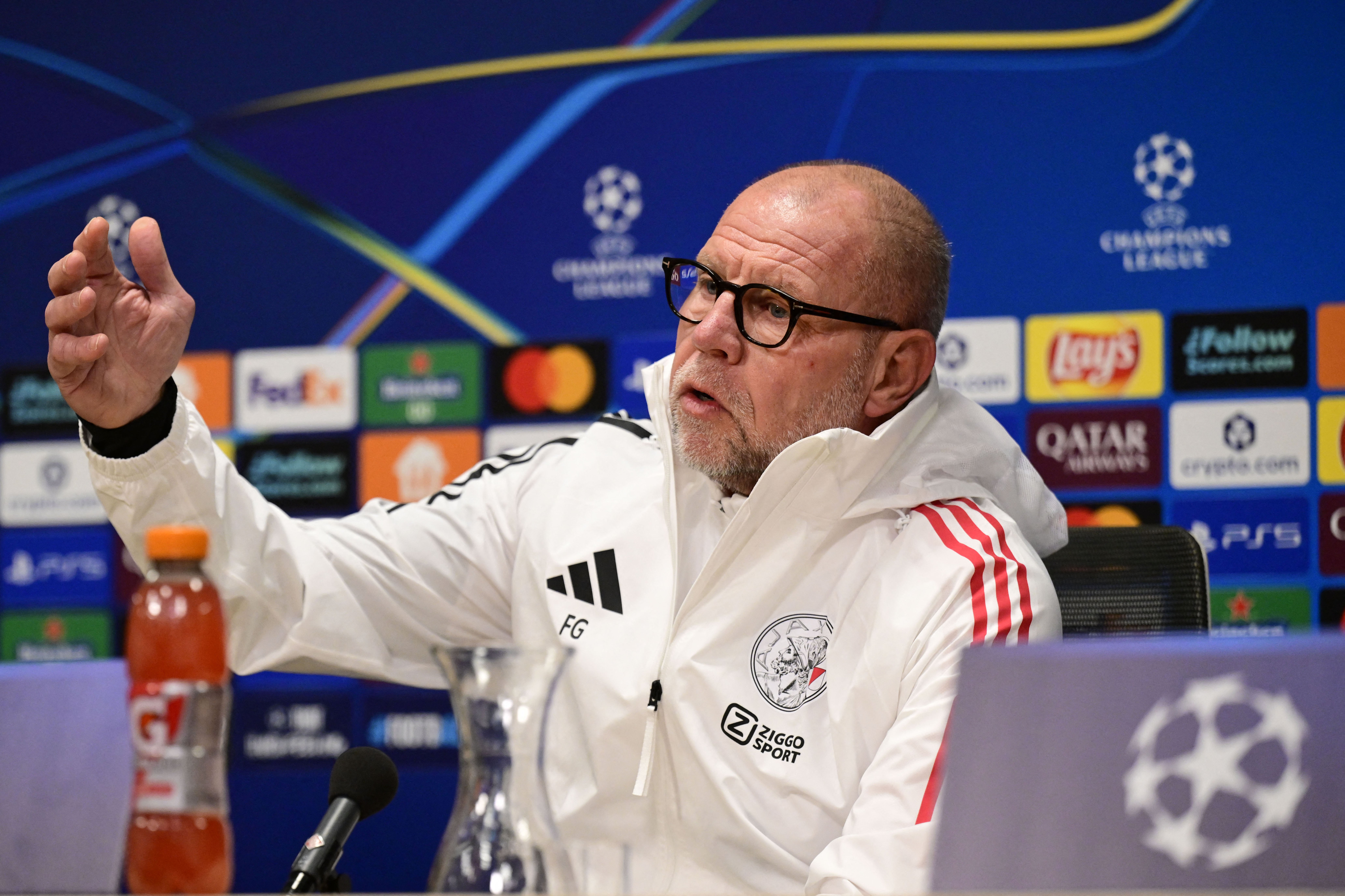 Grim doet dringend beroep op fans: 'Af van de hatelijke 0 tegen Benfica'