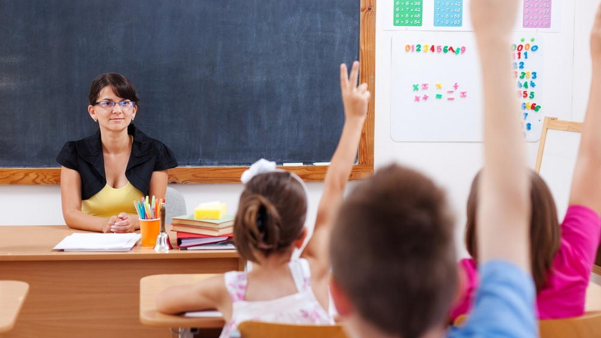 UNICEF wytyka polskim nauczycielom, że spędzają w szkole bardzo mało czasu. U nas jest to 540 godzin rocznie, w innych krajach rozwiniętych 1,2 tys. – stwierdza "Rzeczpospolita".