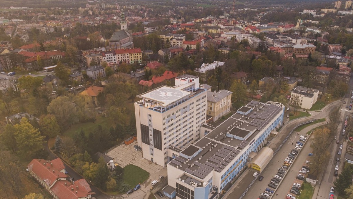 W Cieszynie potwierdzono trzeci przypadek koronawirusa. Oznacza to, że na Śląsku znajduje się obecnie osiem osób z potwierdzonym zarażeniem koronawirusem - 5 w Raciborzu i 3 w Cieszynie. Informację dla Onetu potwierdziła rzeczniczka Szpitala Śląskiego Ewa Herman.<strong> </strong>Artykuł jest aktualizowany na bieżąco.