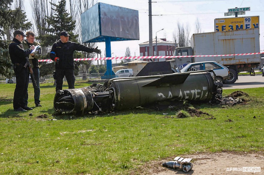 Zdjęcie rakiety z napisem "ЗА ДЕТЕЙ"