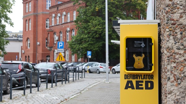 AED na paczkomacie