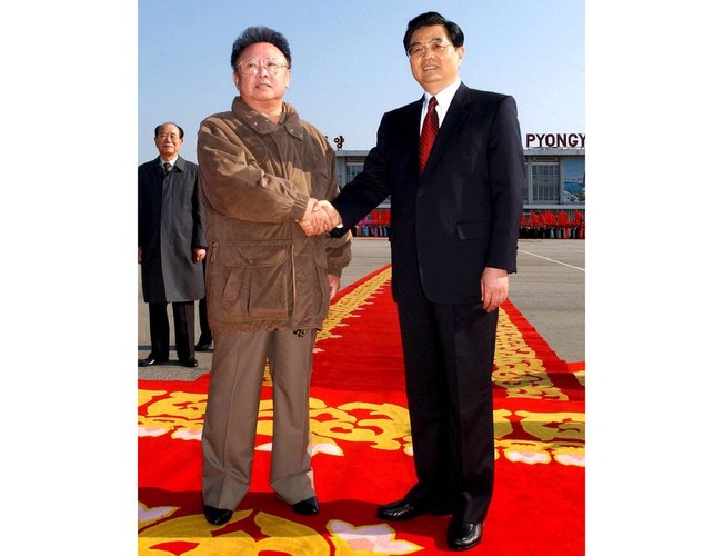 Jednym z niewielu regularnie odwiedzanych przez Kima Krajów były Chiny; na zdjęciu z prezydentem Chin Hu Jintao w październiku 2005 roku