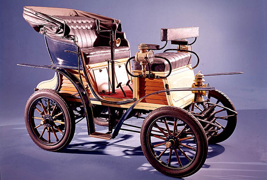 Fiat 3 1/2 HP z 1899 r. ma nadwozie typu vis-a-vis.