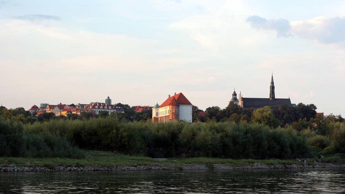 Zaostrza się spór o zabytki pomiędzy władzami Sandomierza i miejscowym PTTK. Rzecz dotyczy Bramy Opatowskiej i Podziemnej Trasy Turystycznej, które burmistrz miasta próbował odebrać Towarzystwu siłą - informuje Radio Rzeszów.