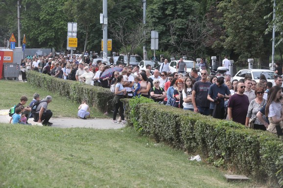 POLICIJA REAGOVALA ZBOG SVAĐA U REDU ZA POJAS Otkriveno gde je nastao problem: Pomešale se dve kolone u ovim ulicama