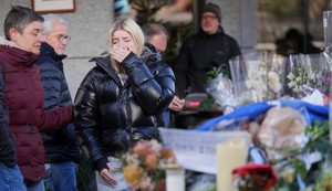 Ljudi odaju poštu žrtvama požara u baru u Krans-Montani, Švajcarska, 2. januara