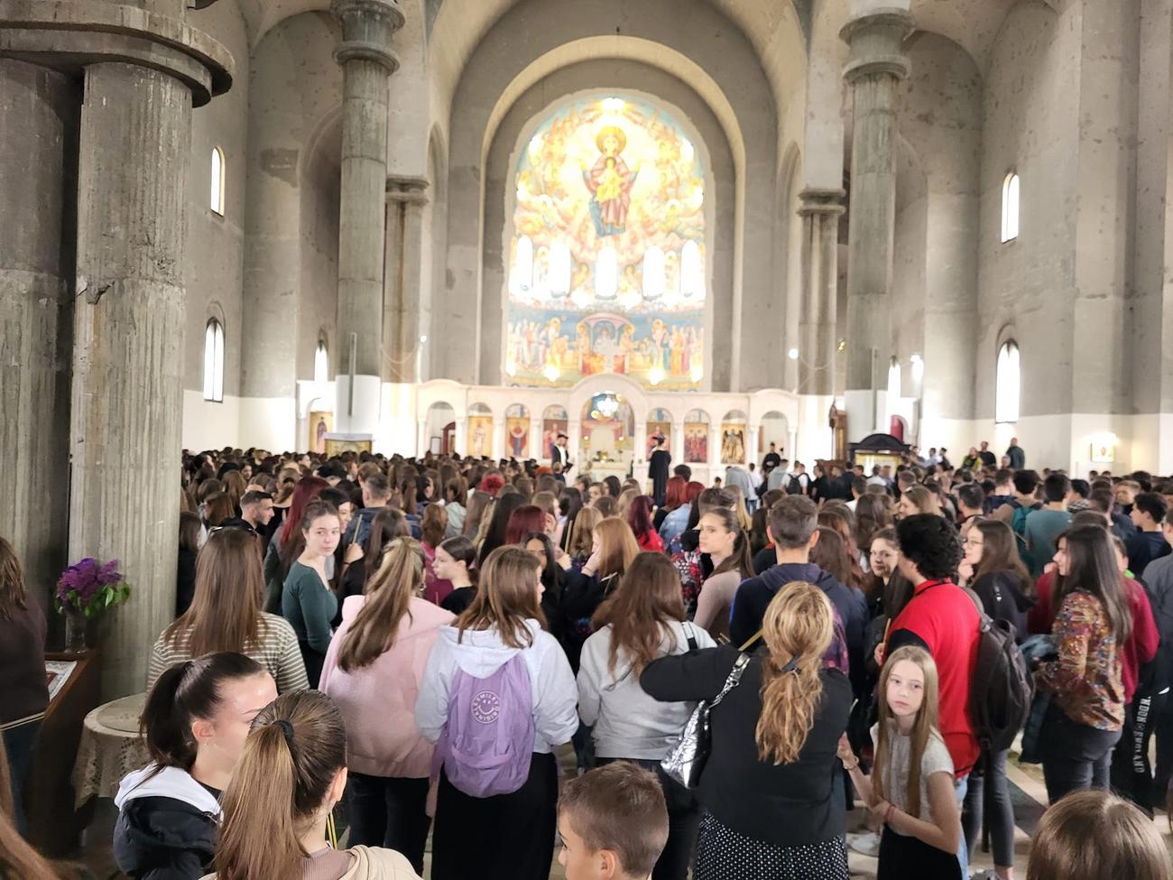 Kinder bei der Gedenkfeier in der Auferstehungskirche in Valjevo fielen vor der Menge und der Hitze in Ohnmacht.