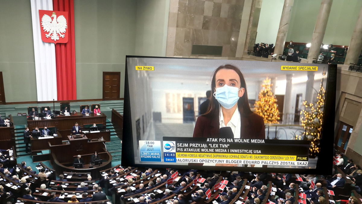 Ustawa medialna, tzw. lex TVN, nieoczekiwanie wróciła w piątek pod obrady Sejmu. Posłowie odrzucili weto Senatu, a dalszy los nowego prawa zależy od decyzji prezydenta. TVN24 po głosowaniu zmieniła kolor belki. Kanał informacyjny rozpoczął nadawanie także na głównym kanale TVN.