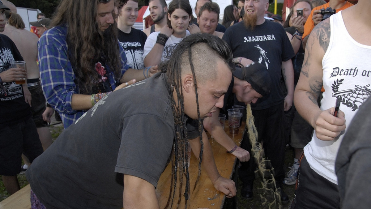 Urwany film na działce znajomych, wielkomiejski clubbing po świt, gardło zdarte na meczu w pubie? Zieeew. Nudno ekscytować się tym, co ma się pod nosem i co może przeżyć każdy. Świat dostarcza zaspokajających wszelakie potrzeby alternatyw. Czasem aż nazbyt ciekawych.