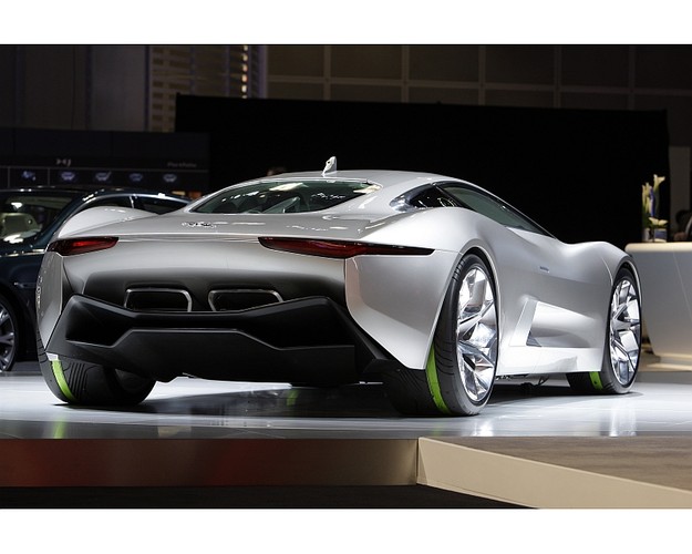 Ale nie zasięg jest tu najistotniejszy. Każdy silnik waży zaledwie 50 kg, ale produkuje 145kW (195 KM) mocy i zadziwiający łączny moment obrotowy 1600 Nm i moc aż 780 KM. Supersamochód Jaguara rozpędza się od 0 do 100 km/h w jedyne 3,4 sekundy, a 300 km/h osiąga w 15,7 sekundy, czyli aż o 1,2 sekundy szybciej niż Bugatti Veyron!