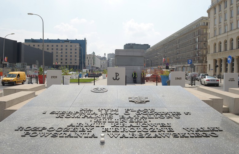 Plac Powstańców Warszawy po remoncie, na dzień przed obchodami 70. rocznicy wybuchu Powstania Warszawskiego, 31 bm. (1) <br><br> fot. (mr) PAP/Radek Pietruszka