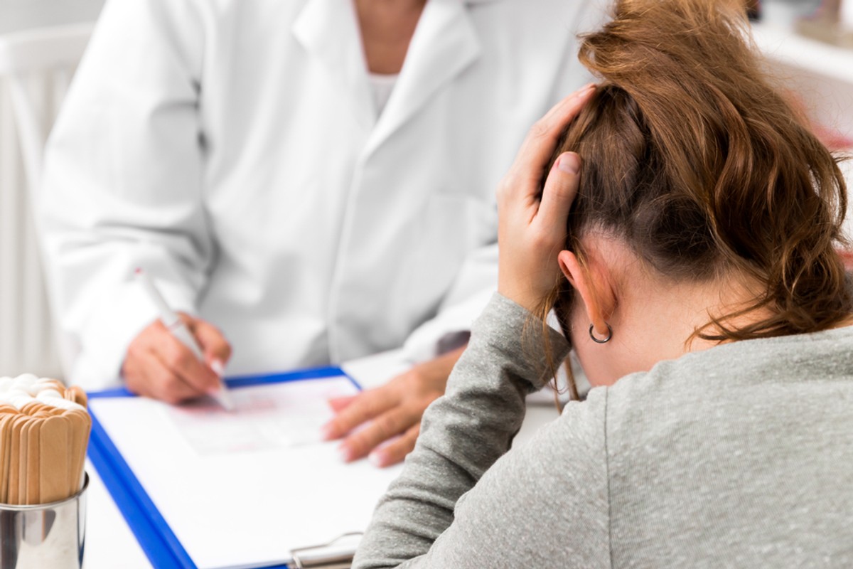 Zwolnienie lekarskie, czyli popularne L4, potwierdza niezdolność pracownika do pracy z powodu choroby. Na zwolnieniu zawsze widnieje kod literowy, który określa przyczynę zwolnienia.