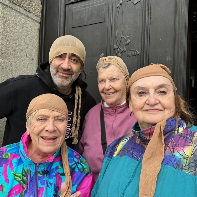 Eva Holubová s Jaroslavou Obermaierovou a Jakubom Kohákom. 