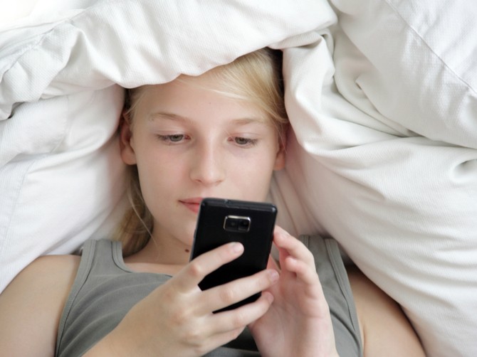 Čak 42 odsto dece se ne odvaja ni trenutak od mobilnih telefona i nikad ga ne gasi